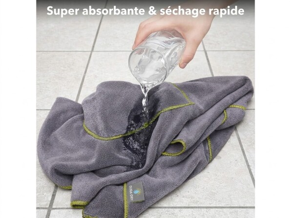 serviette en microfibre pour chiens et chats grise mise en situation avec de l'eau versée dessus et texte