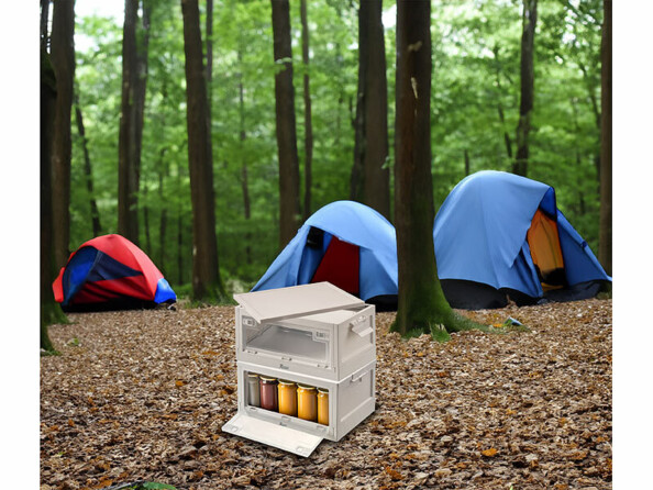 Deux boîtes de rangement de vivres avec étagère empilées l'une sur l'autre en pleine forêt à coté de tentes de camping montées