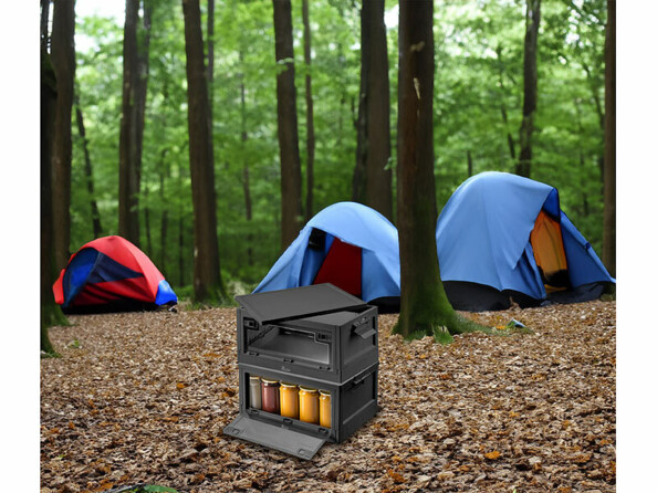 Deux boîtes de rangement de vivres avec étagère empilées l'une sur l'autre en pleine forêt à coté de tentes de camping montées