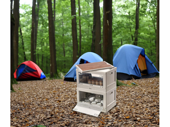 Deux boîtes de rangement de vivres avec étagère empilées l'une sur l'autre en pleine forêt à coté de tentes de camping montées