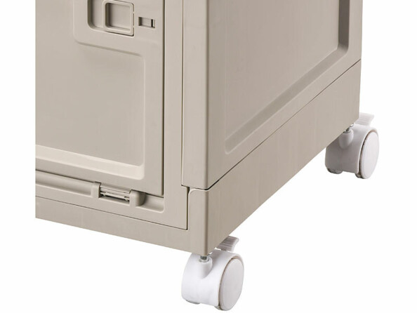 Mise en situation de l'installation de deux roulettes avec cran d'arrêt sur une caisse de rangement