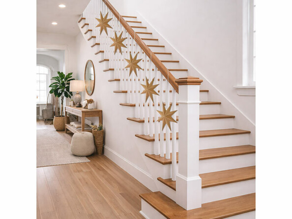 5 étoiles pliables en carton en décoration sur une rembarde d'escalie