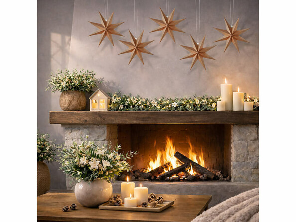 5 étoiles pliables en carton en décoration sur une cheminée de salon