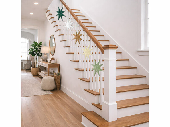 5 étoiles pliables en carton en décoration sur une rembarde d'escalier
