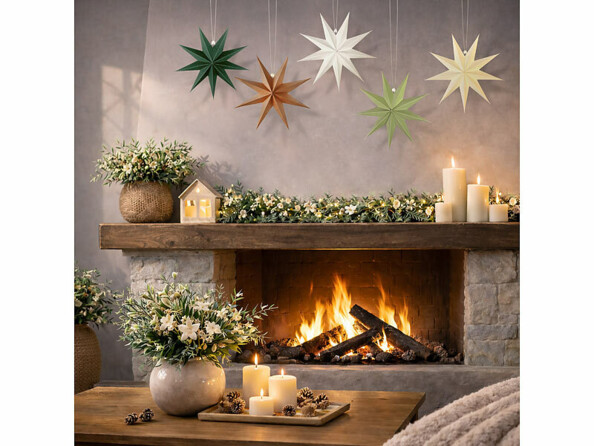 5 étoiles pliables en carton en décoration sur une cheminée de salon