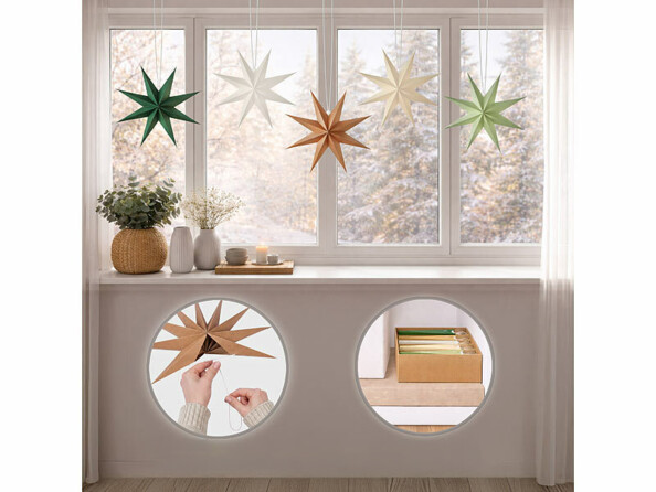 5 étoiles pliables en carton en décoration devant une baie vitrée