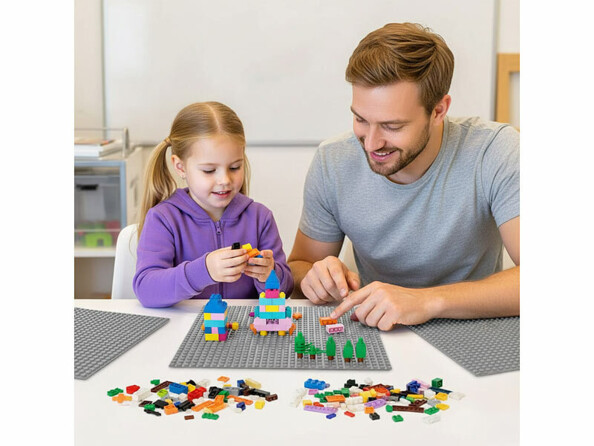 un père et sa fille jouant avec des briques de construction sur un plaque 25 x 25 cm