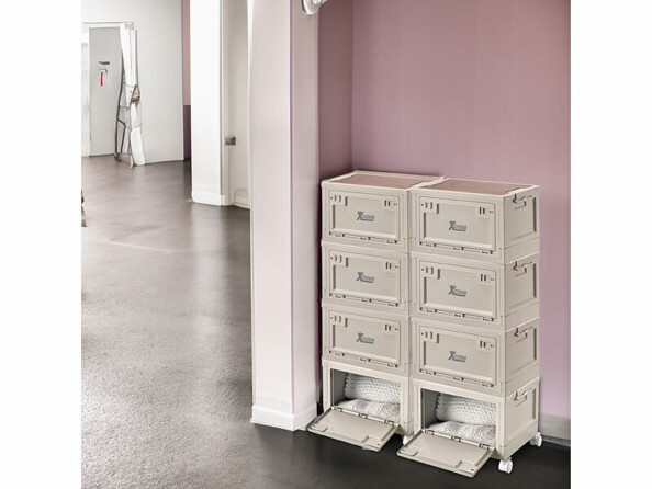 Mise en situation de deux huit de rangement empilées sur huit roues et installées dans un coin