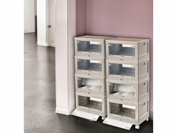 Mise en situation de huit boîtes de rangement empilées sur huit roues et installées dans un coin