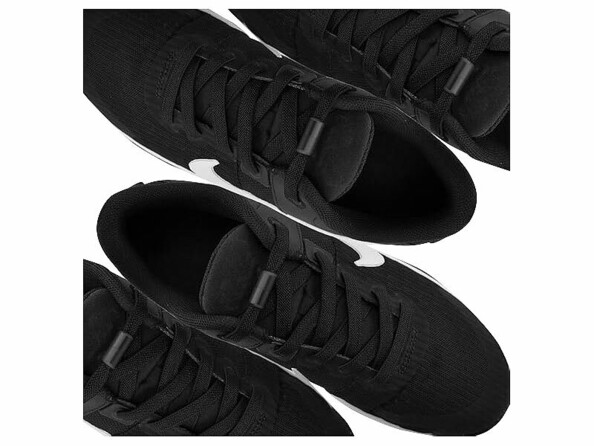 paire de lacets élastiques sans laçage vue de dessus mis en situation sur une paire de chaussures