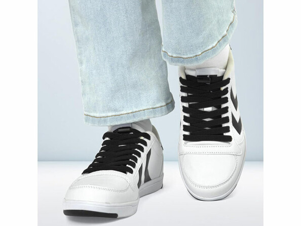 paire de lacets élastiques sans laçage vue de dessus mis en situation sur une paire de chaussures