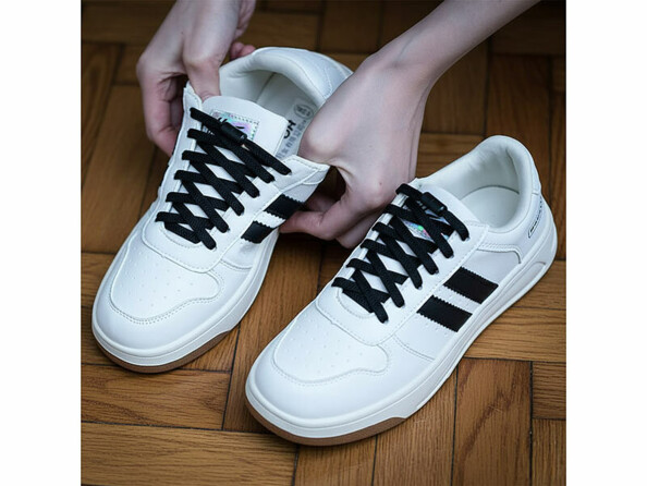 paire de lacets élastiques sans laçage vue de dessus mis en situation sur une paire de chaussures