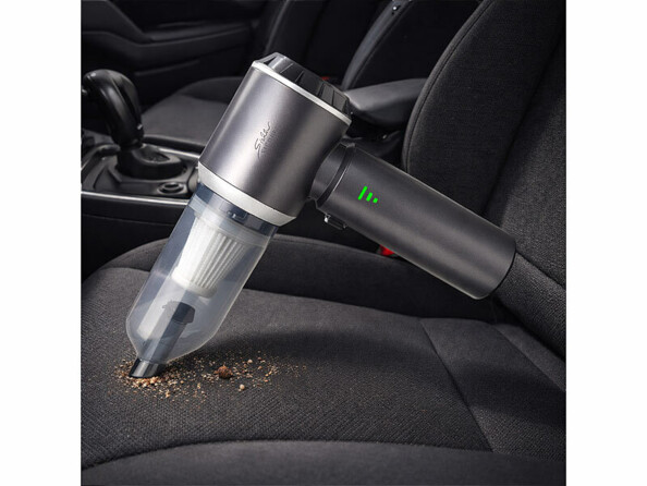Aspirateur-souffleur à main rechargeable 25 kPa BHS-745.ak mis en situation aspirant un siège de voiture
