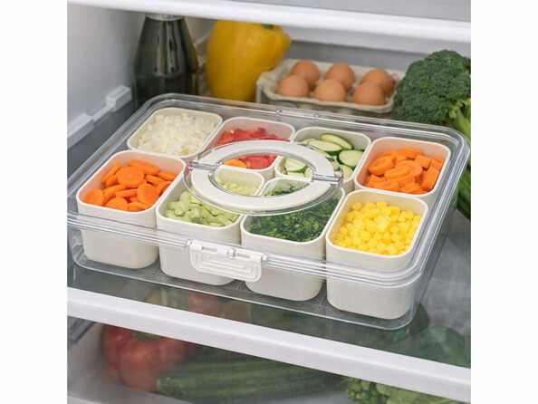 Boîte de conservation avec 8 compartiments amovibles remplie d'ingrédients vue dans un frigo