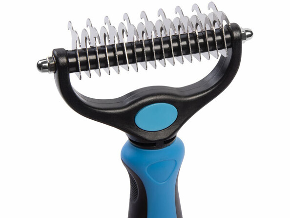brosse double face pour animaux de compagnie à poils long vue zoomée sur la tête