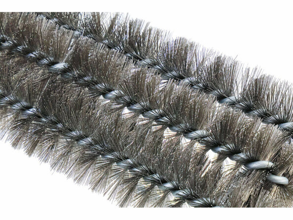 zoom sur les poils métalliques de la brosse en acier inoxydable pour barbecue