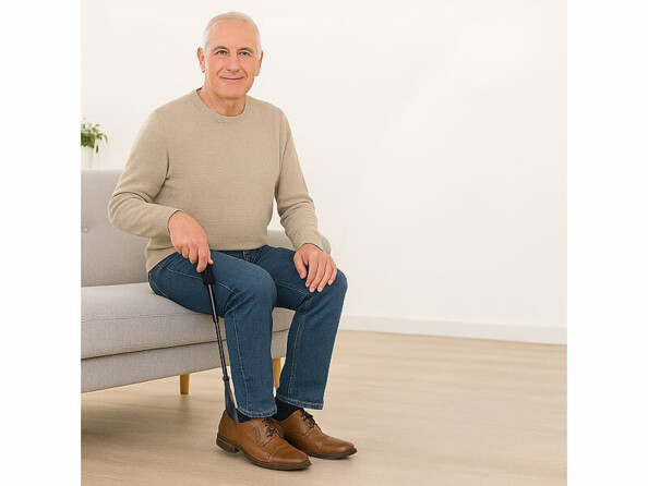 Chausse-pied extensible en aluminium mise en sitation avec une personne agée assise l'utilisant