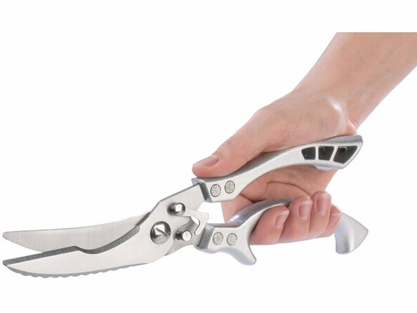 Ciseaux de cuisine en inox tenus en main