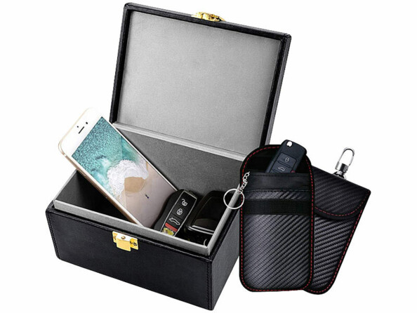 Coffret RFID pour clés de voiture avec 2 pochettes mis en situation avec smartphone et clés de voiture