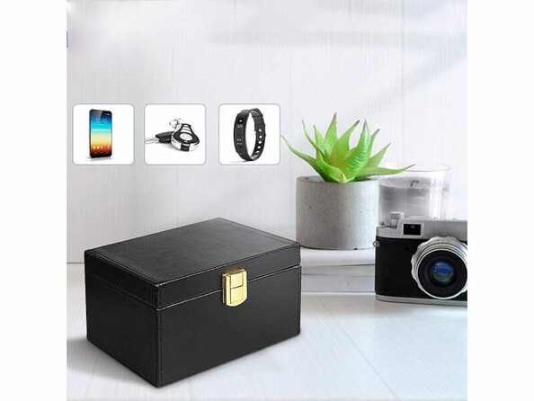 boîte de protection RFID mise en situation sur un meuble avec appareil photo, vignettes avec smartphone, clés de voiture et bracelet connecté