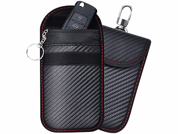 2 pochettes RFID pour clés de voiture avec une clé insérée