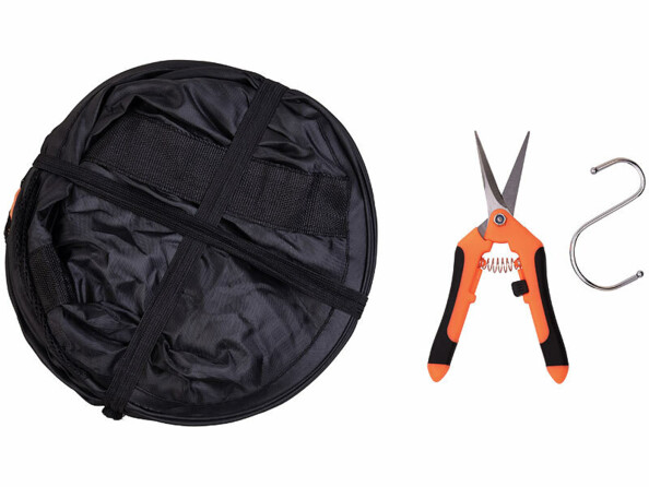 Filet de séchage 6 étages à suspendre replié dans sa housse et sécateur vus de face