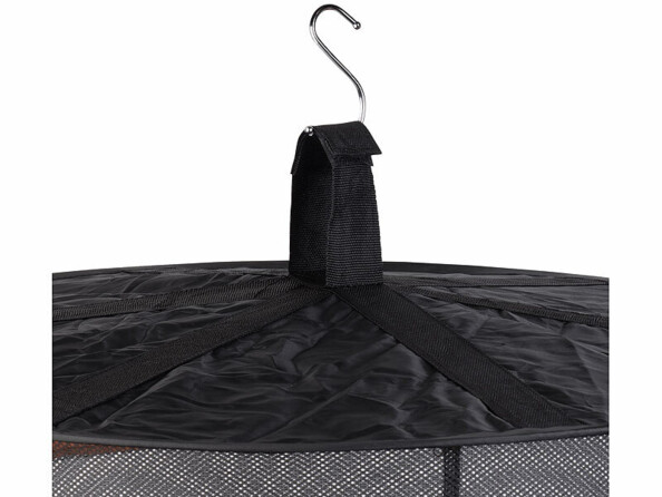 vue zoomée sur le crochet de suspension du séchoir à herbes en filet