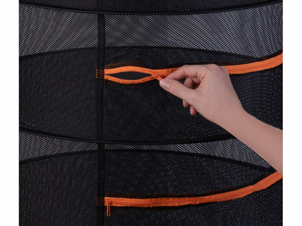 fermeture zippée du séchoir en filet manipulée par une main