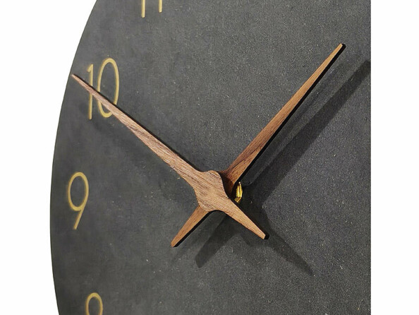 Horloge murale en bois Ø 30 cm avec mécanisme silencieux vue zoomée sur les aiguilles