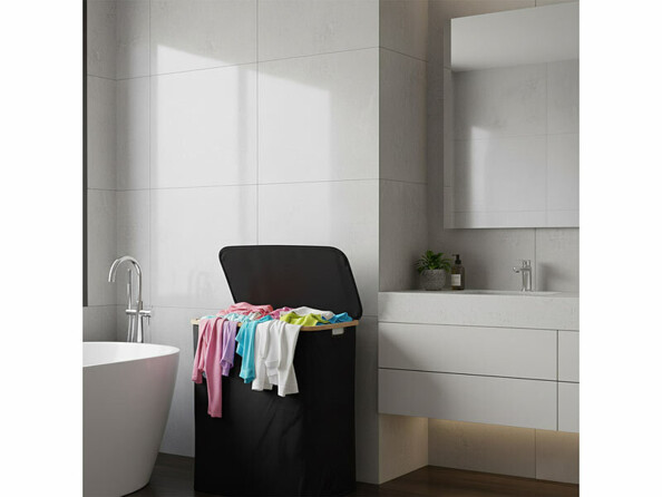 Panier à linge 150 L mis en situation dans une salle de bain avec du linge