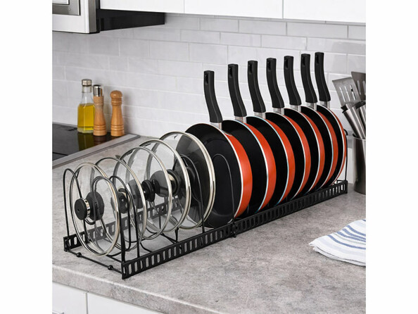 Support extensible avec 14 compartiments mi en situation sur un poste de travail avec poeles et couvercles