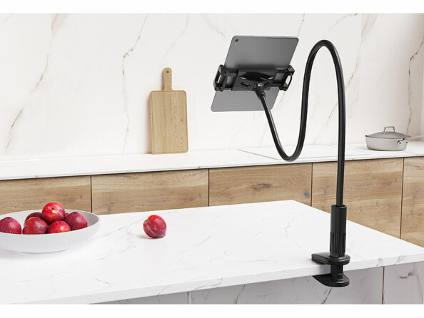 support col de cygne pour smartphone et tablette à pince monté sur une table de cuisine