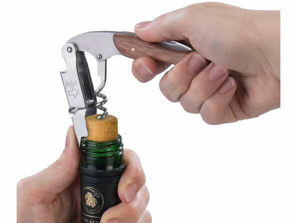 Tire-bouchon de sommelier avec décapsuleur entrain de débouchonner une bouteille de vin