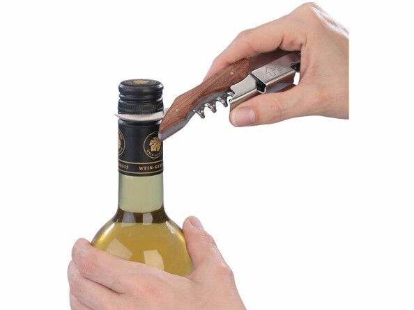 Tire-bouchon de sommelier avec décapsuleur entrain de couper le goulet d'une bouteille