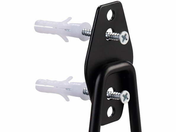 vue zoomée sur vis et chevilles à expansion placées sur crochet mural