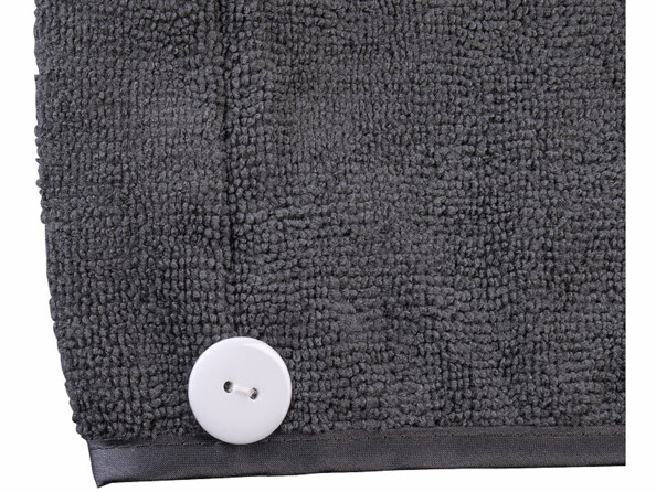 vue zoomée sur un bouton d'une serviette microfibre pour cheveux