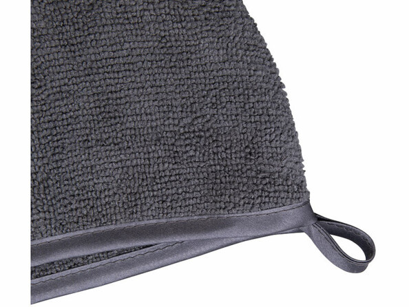 vue zoomée sur le système d'attache d'une serviette microfibre pour cheveux