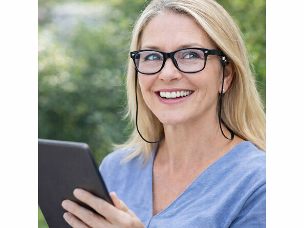 paire de lunette de lecture doptrie +1 portée par une femme avec une liseuse dans les mains