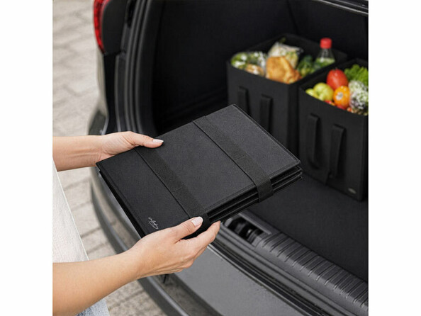 sac de course plié tenu en main devant un coffre de voiture