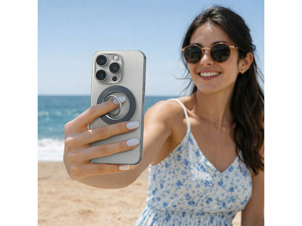 Support magnétique rotatif compatible Magsafe pour smartphone collé à l'arrière d'un smartphone avec mannequin prenant un selfie