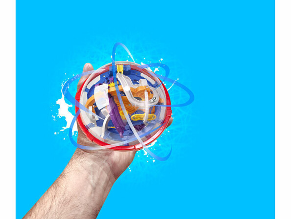 Main d'un homme tournant sur un fond vert la sphère 17 cm du labyrinthe à bille à 360°