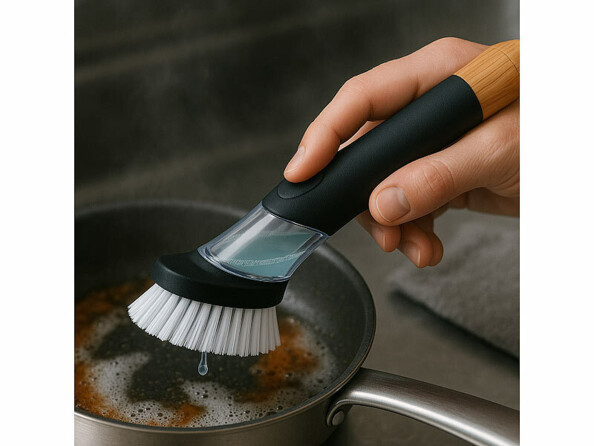 Brosse à vaisselle avec réservoir liquide vaisselle