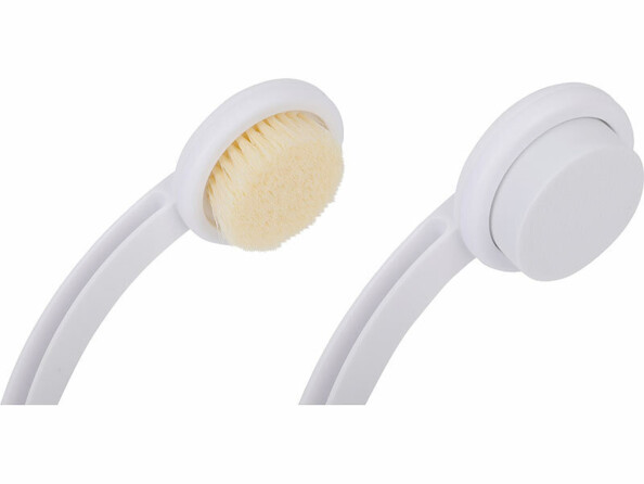 vue zoomée sur embout brosse et applicateur de lotion de la brosse de bain pliable