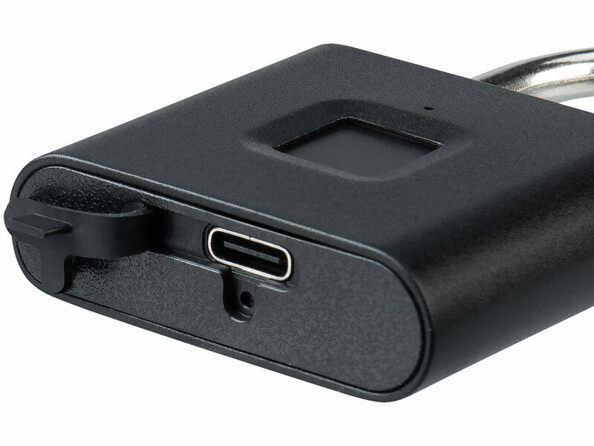 Cadenas biométrique noir moderne avec capteur d’empreintes, port USB-C et anse métallique argentée sur fond blanc