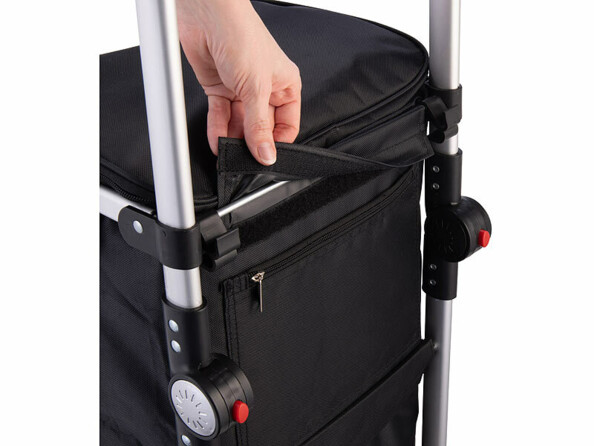 Vue zoomée sur le système de fixation du sac isotherme 46 L sur le chariot de course