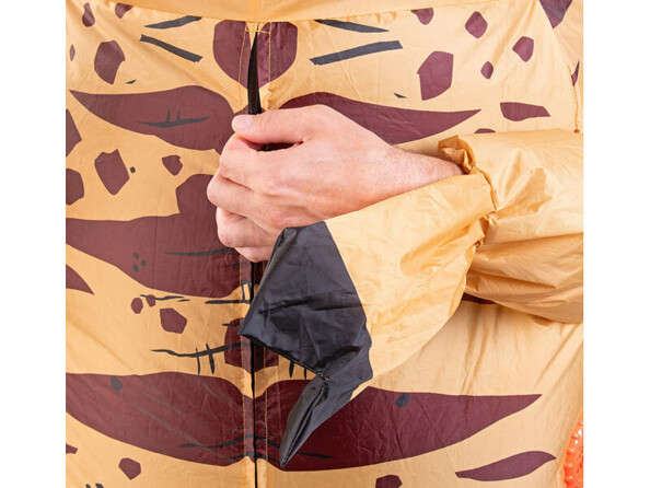 vue zoomée de la fermeture zippée du costume gonflable de t-rex