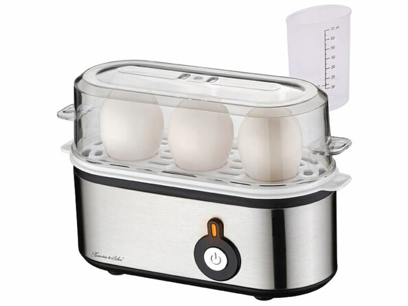 Cuiseur à oeufs avec 3 oeufs et verre mesureur vus de face