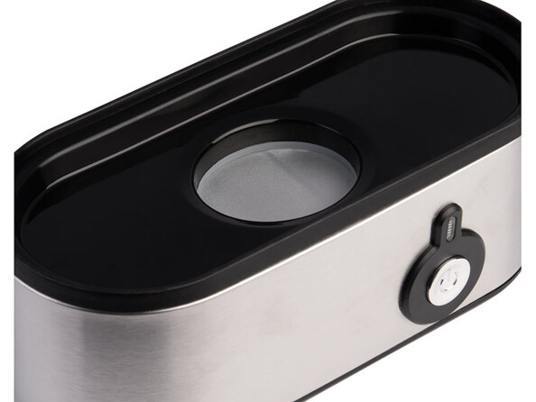 Cuiseur à oeufs avec 3 oeufs vue zoomée de dessus