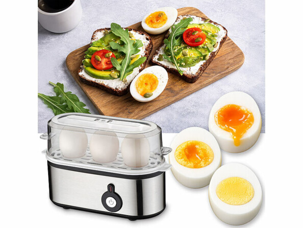 Cuiseur à oeufs avec 3 oeufs en différentes cuissons et plateaux repas avec tartines et oeufs durs
