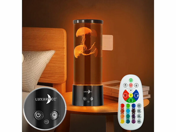 Lampe méduse LED posée sur une table de chevet, créant une ambiance chaleureuse